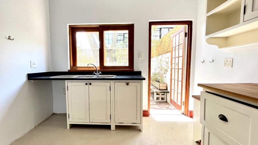 To Let 2 Bedroom Property for Rent in Sea Point Western Cape